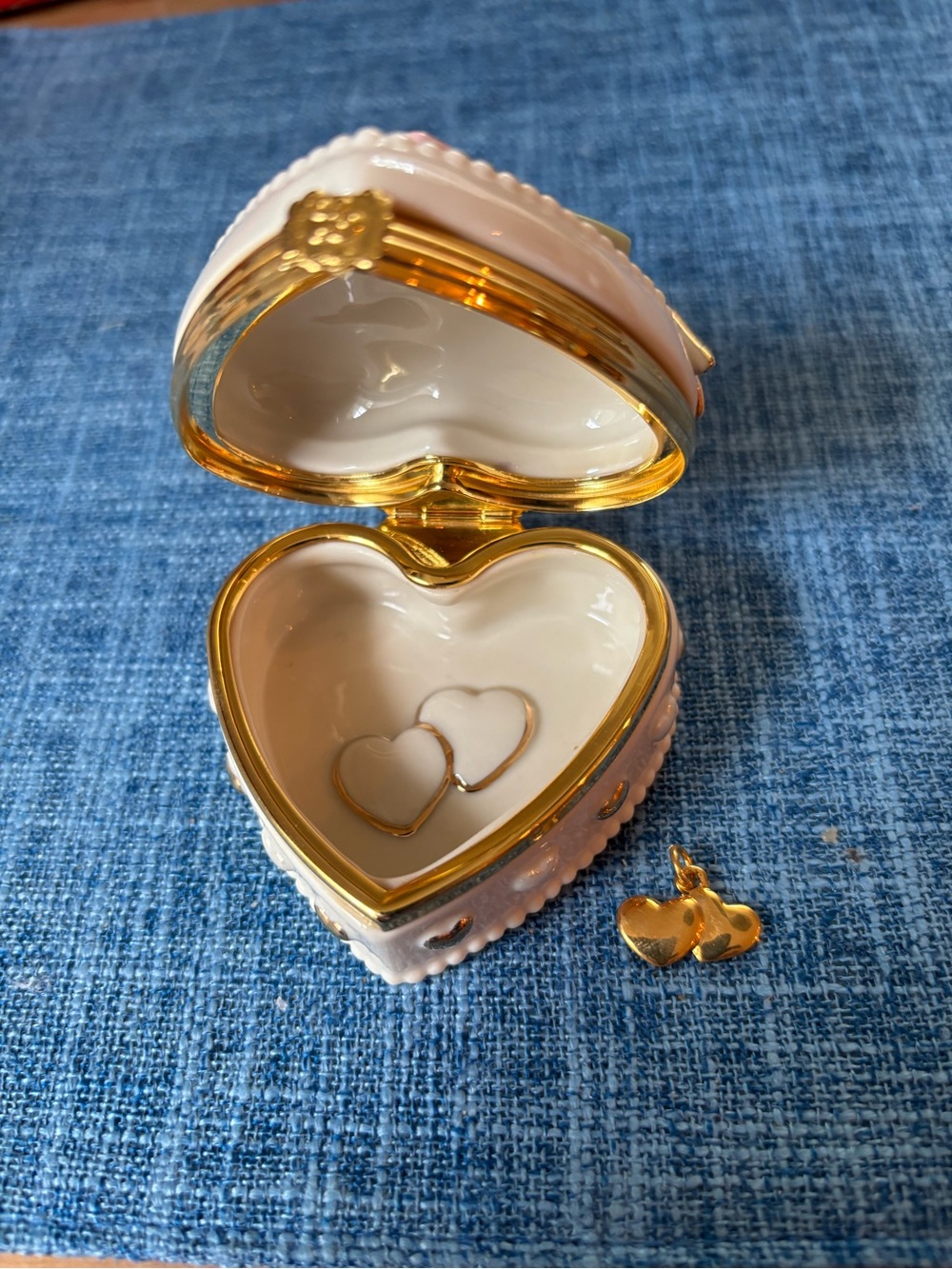 LENOX LOVING HEARTS TREASURE BOX  with Charm hinged jewelry box Valentines Day - Picture 2 of 8